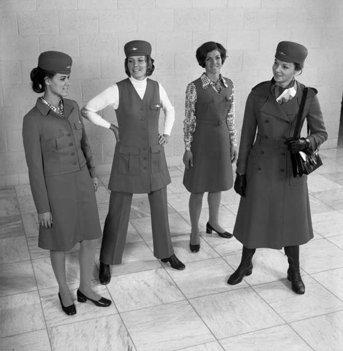 Azafatas de KLM luciendo los uniformes de la compañía en 1971