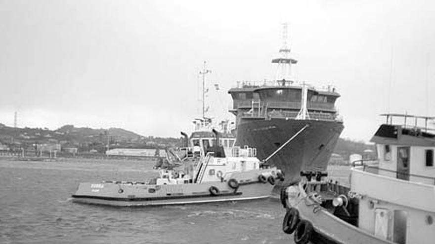 Uno de los buques sísmicos sale del astillero Juliana para ser remolcado hasta Vigo.