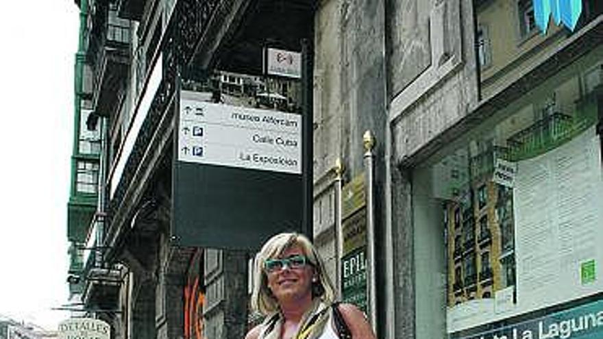 Ana Hevia, junto al indicativo de la red wi-fi en la calle La Cámara.