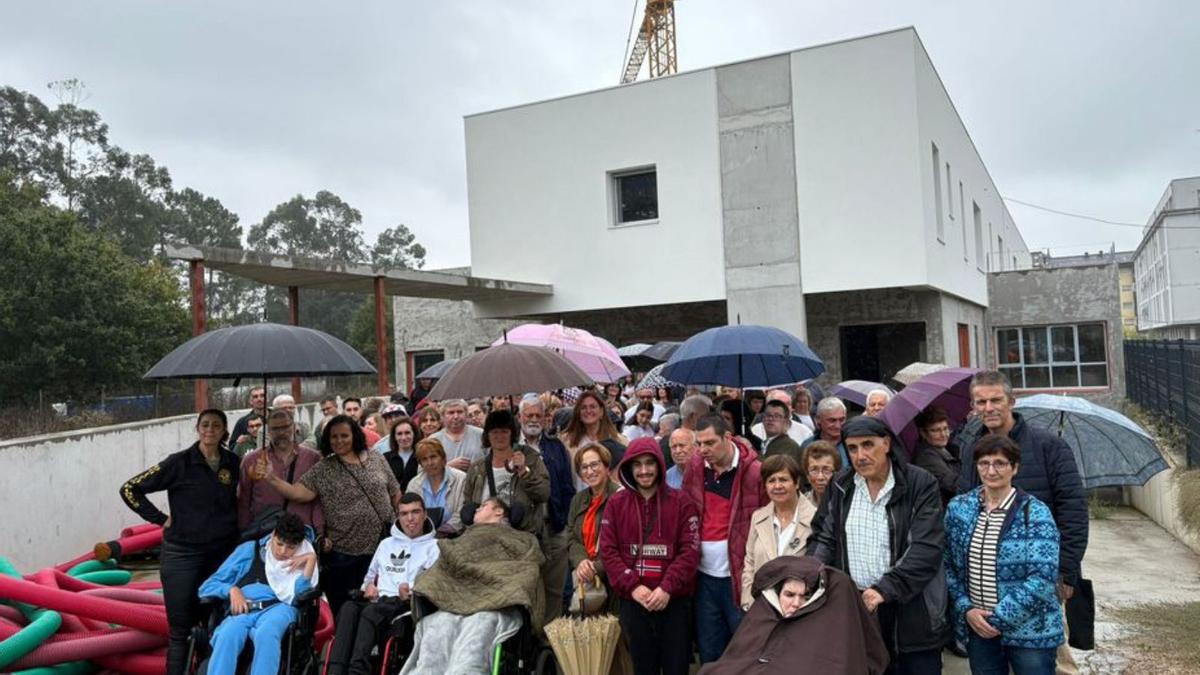 Usuarios y familiares de Aceesca frente a la residencia.