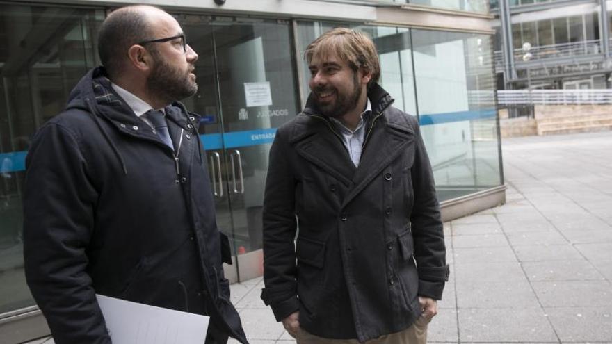 El abogado de Podemos, Alberto Suárez, a la izquierda, y Daniel Ripa, esta mañana ante los juzgados de Oviedo.