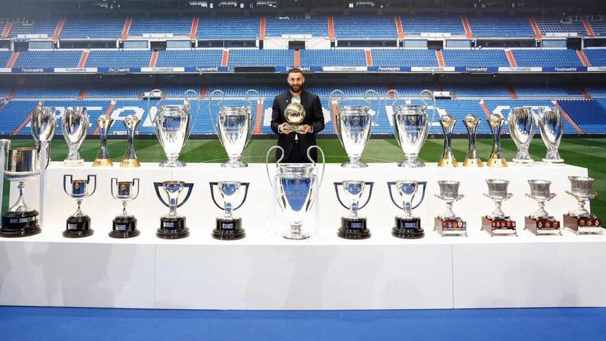 Karim Benzema posa con todos los trofeos conseguidos con el Real Madrid.