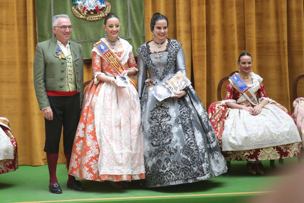 Intercambio de fotos e imposición de "bunyols" de la fallera mayor de València