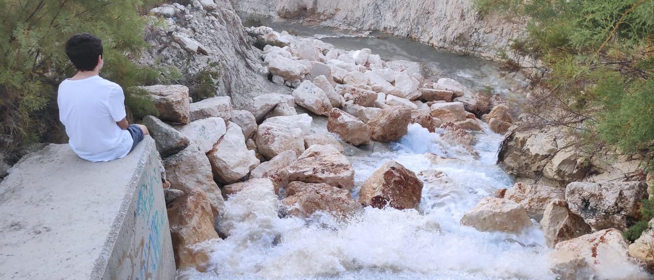 El canal de salida de agua de la desalinizadora de Torrevieja a La Pedrera se desmorona y forma un barranco en pleno embalse