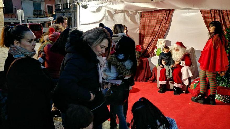 Niños y mayores esperan su turno para participar en la recepción de Papá Noel celebrada en Toro. | M. J. C.