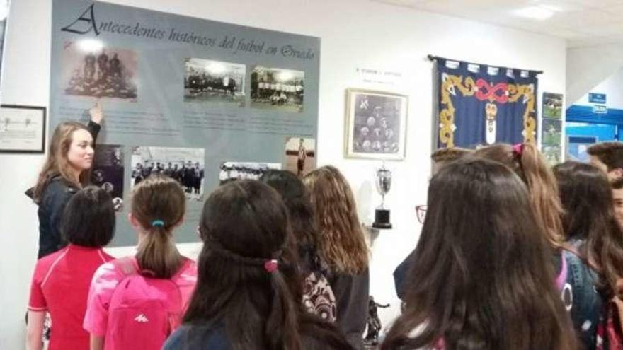 Mallory Stack, durante una visita guiada de un colegio al Tartiere.