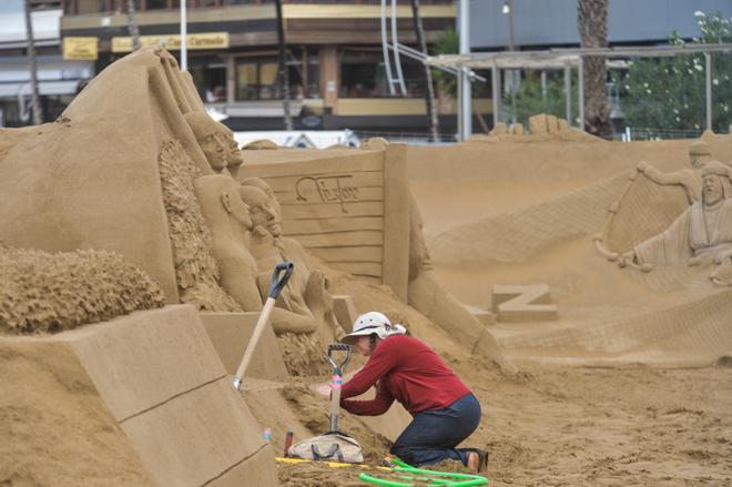 Los escultores ponen a punto el belén de arena de Las Canteras