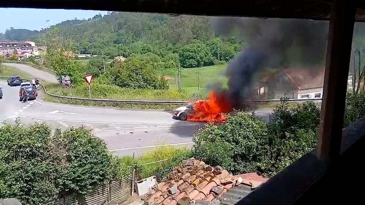 Arde un coche en la rotonda de entrada de Candás