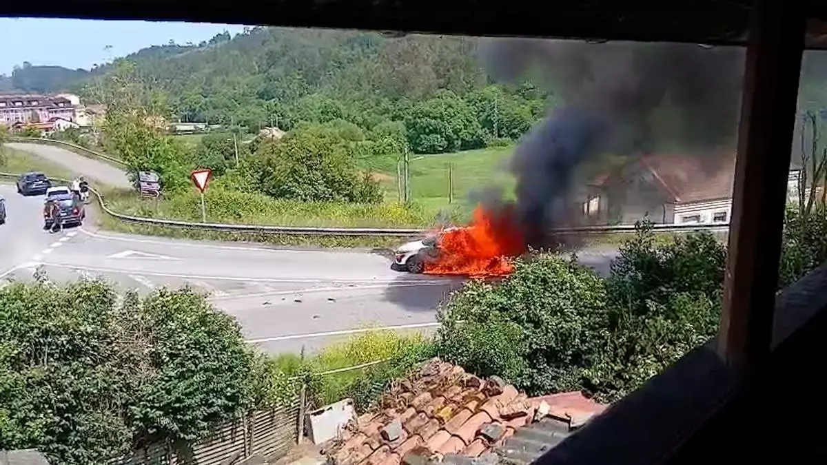 Susto en Candás: arde un coche en la rotonda de entrada a la villa y obliga a desviar el tráfico por el paseo marítimo
