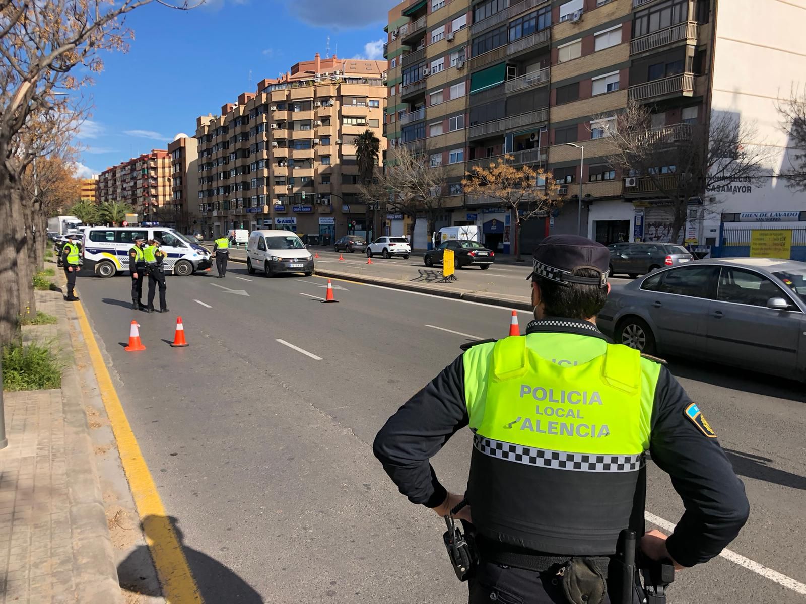 Atascos en los accesos y salidas de València en el tercer viernes de cierre perimetral