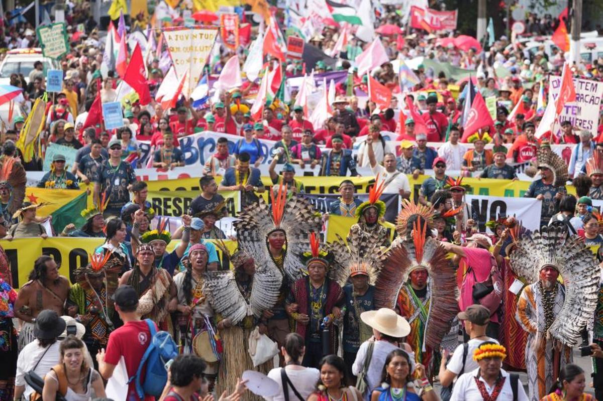 Manifestantes llenan las calles de Belém para reclamar mayor ambición climática en plena COP30