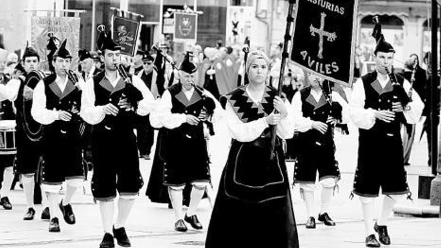 La Banda de Gaitas de Avilés, ayer por la mañana, en el desfile de cofradías gastronómicas.