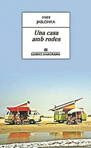 Una casa amb rodes · Ivan Jablonka · L’autor fa de l’experiència personal de la seva infantesa el material amb el qual construeix un viatge –Itàlia, Portugal, Grècia, el Marroc, Espanya...– que esdevé, alhora, una reflexió sobre fets com les relacions entre les generacions i el mateix sentit de la integració europea. Història i  geografia caminen plegades en un text en què Jablonka assumeix els horrors del passat per desitjar un món millor.