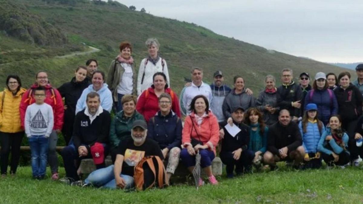 Participantes en una ruta con Maceiras organizada por la biblioteca.