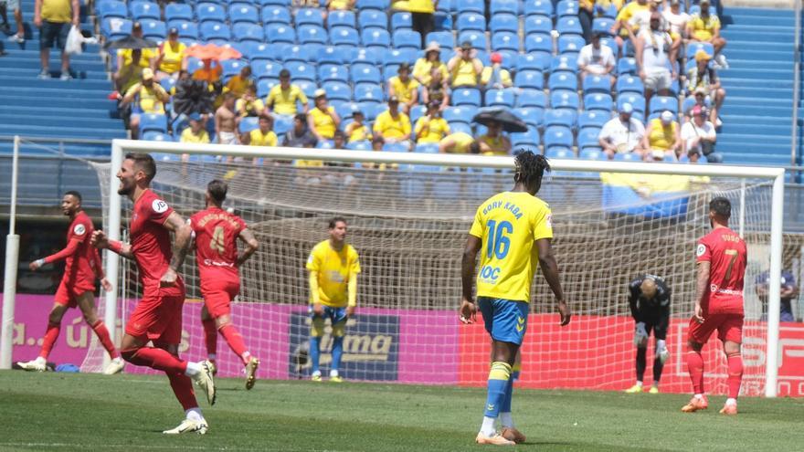 Sory Kaba obseva desde su posición cómo el Sevilla anotó el segundo gol del partido.