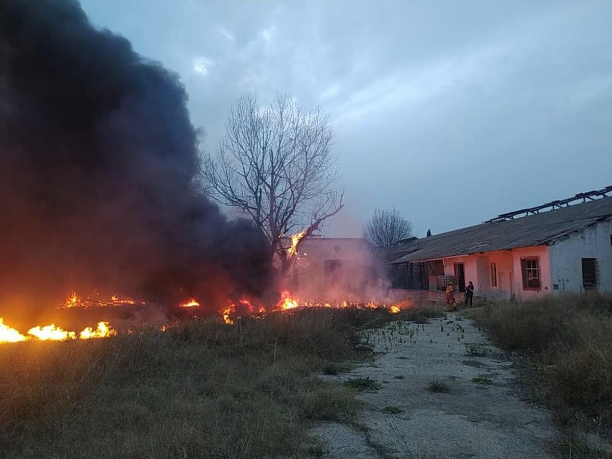 El fuego estuvo a punto de afectar a las edificaciones del complejo.