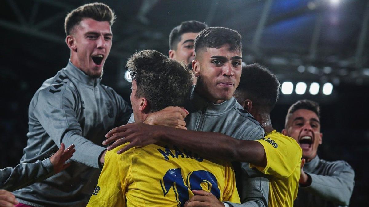 Cardona celebra con sus compañeros en el banquillo su gol ante el Levante