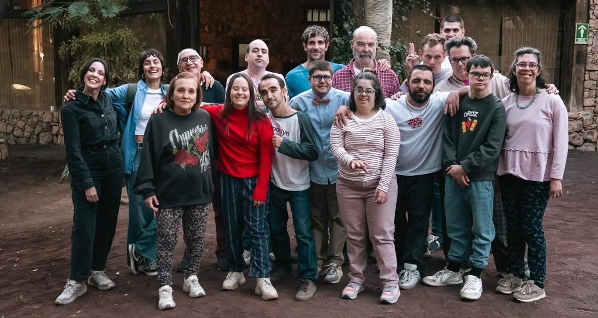 El reparto al completo de la comedia dirigida por el cineasta ibicenco David Marqués, que se estrenará el próximo 10 de julio. | MARINA CAPUTO /SONY PICTURES SPAIN