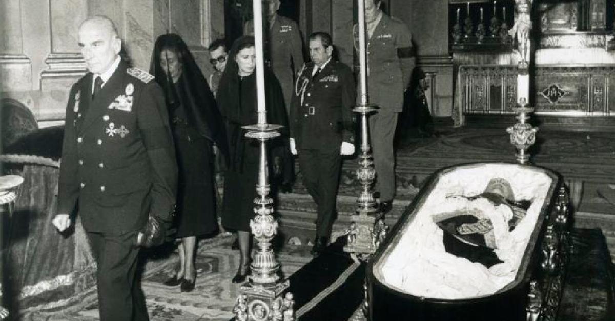 Miles de personas pasaron ante el féretro de Francisco Franco en la capilla ardiente instalada en El Pardo.
