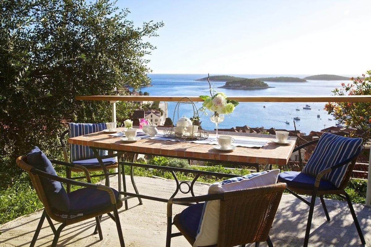 Balcón con vistas en Hvar (Croacia)