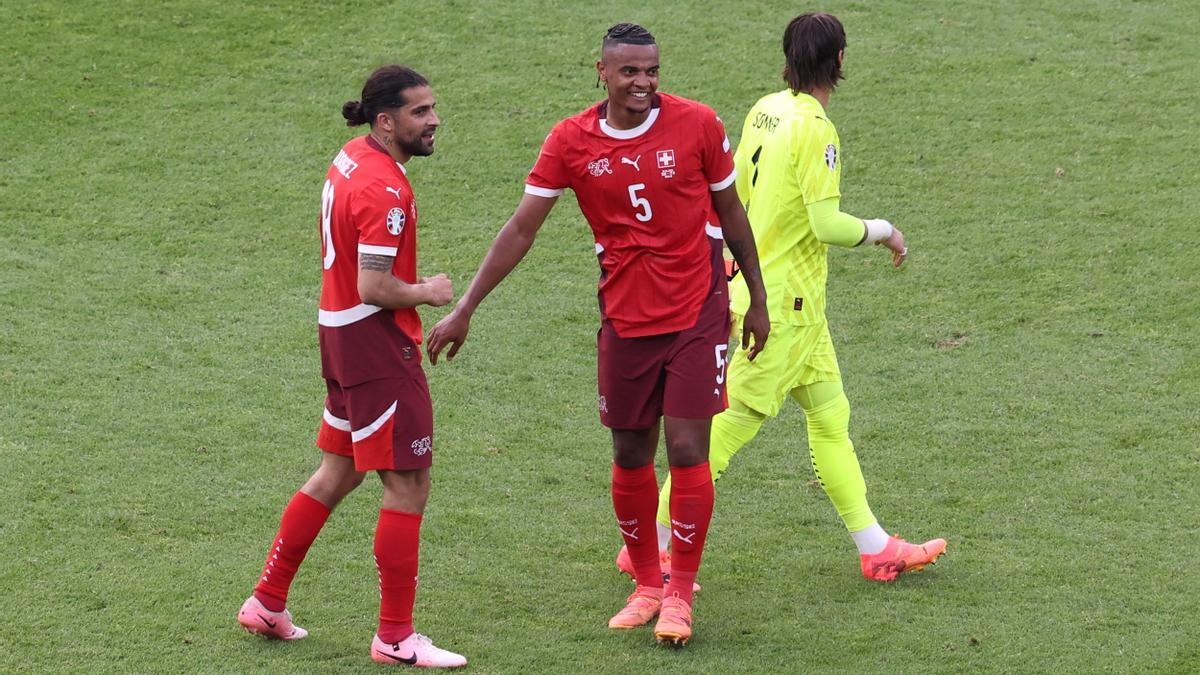 Ricardo Rodríguez Araya, de Suiza, Manuel Akanji, de Suiza, y el portero Yann Sommer, de Suiza, tras ganar el partido de fútbol de octavos de final de la Eurocopa 2024 entre Suiza e Italia, en Berlín (Alemania), el 29 de junio de 2024.