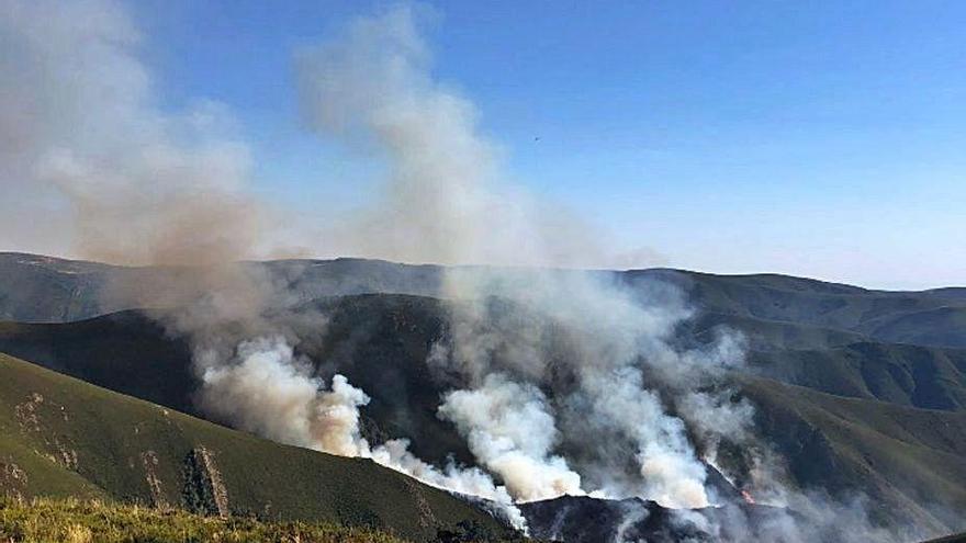 Las llamas en el incendio de Chandrexa de Queixa.