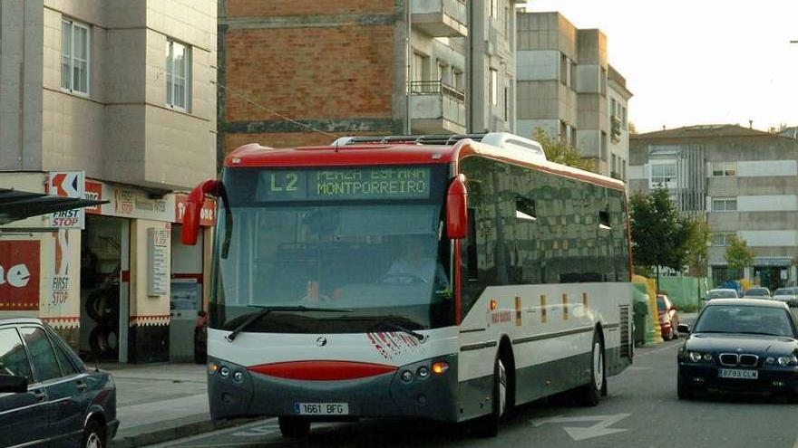 El autobús a Monte Porreiro es el único calificado como &quot;urbano&quot;. // G. Santos