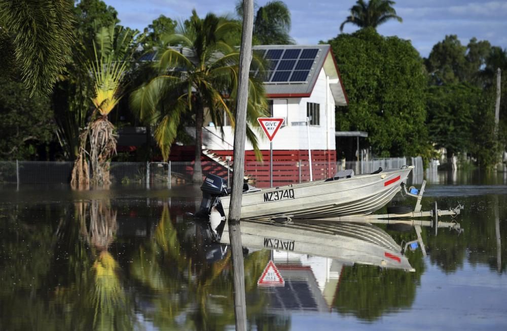 Al menos 4.000 personas fueron evacuadas hoy por inundaciones en dos poblaciones de la Isla Norte de Nueva Zelanda ante el envite del ciclón Debbie, que a su paso por Australia causó cinco muertos.