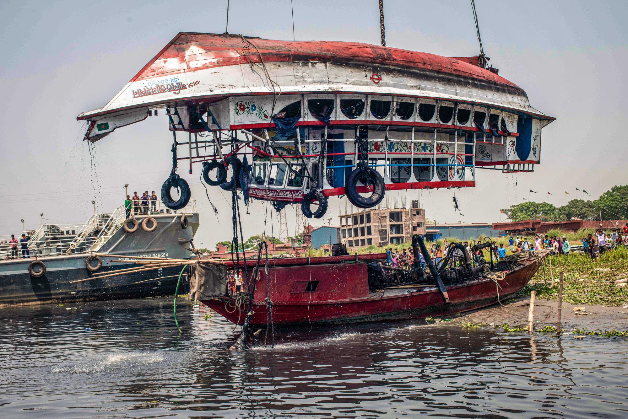 Bangladesh, Narayanganj: Un barco de rescate saca una embarcación volcada del río Shitalakshya. EP