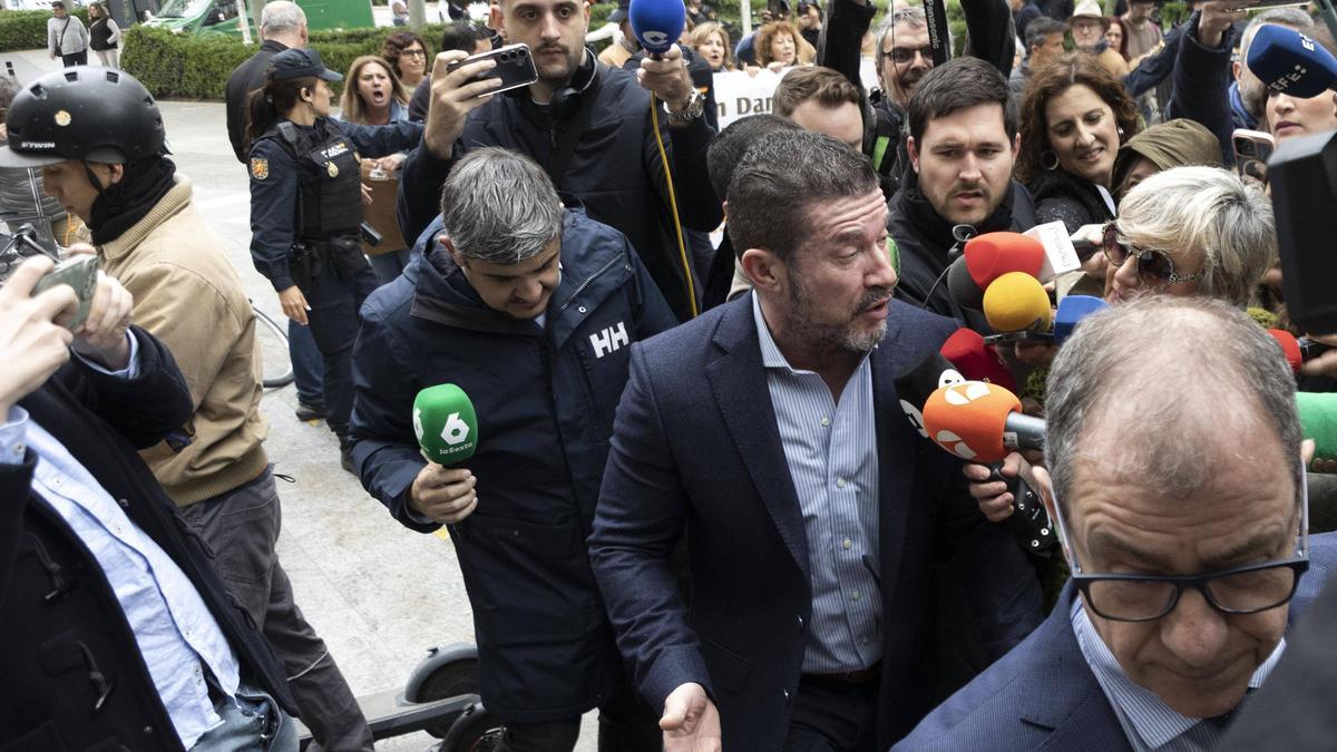 Emilio Argüeso y su abogado acceden a la Ciudad de la Justicia para comparecer ante la jueza de la dana.