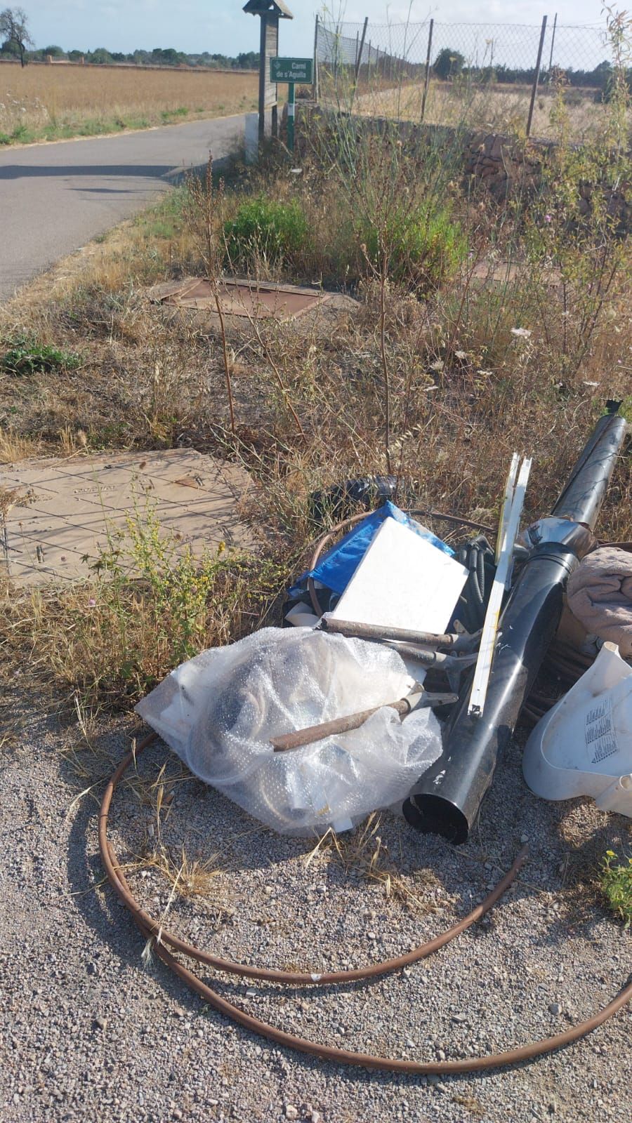 Imagen de los residuos depositados en el camí de s'Àguila.