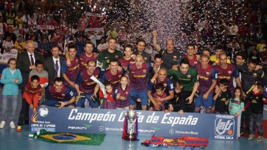 La plantilla del FC Barcelona Alusport festeja el título de campeón de la Copa del Rey logrado ante el Lobelle.