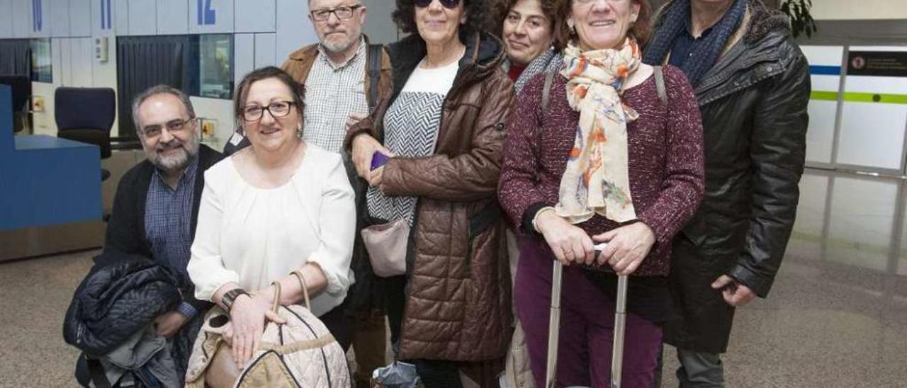 Miembros de la plataforma pola Sanidad Pública, ayer, a su llegada a Alvedro. // J. Roller