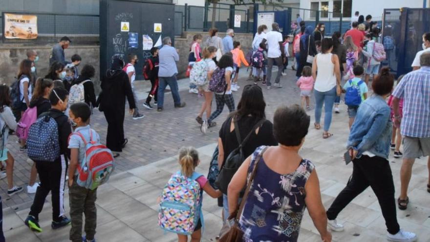 Entrada de l&#039;escola Doctor Ferrer d&#039;Artés el primer dia de classe |