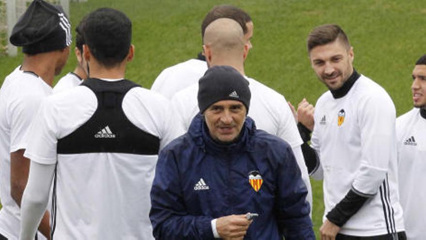 Sorprendente once de Prandelli para Sevilla