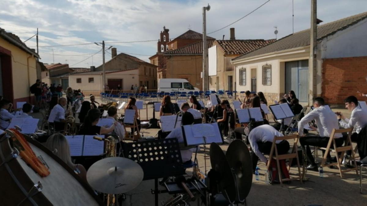 Banda Maestro Lupi, en una actuación.