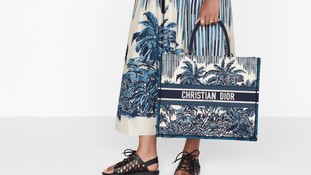 Bolso de Christian Dior con palmeras bordadas en azul