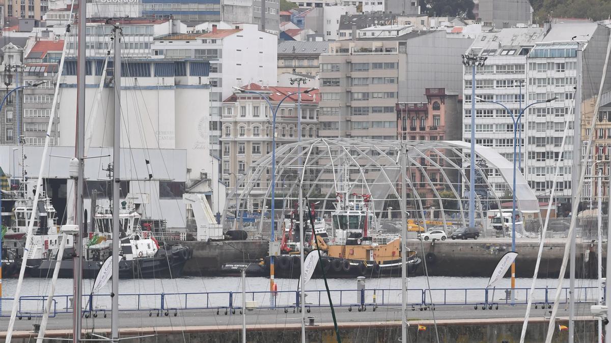 Montaje de la carpa que acogerá los conciertos en el muelle de Batería.