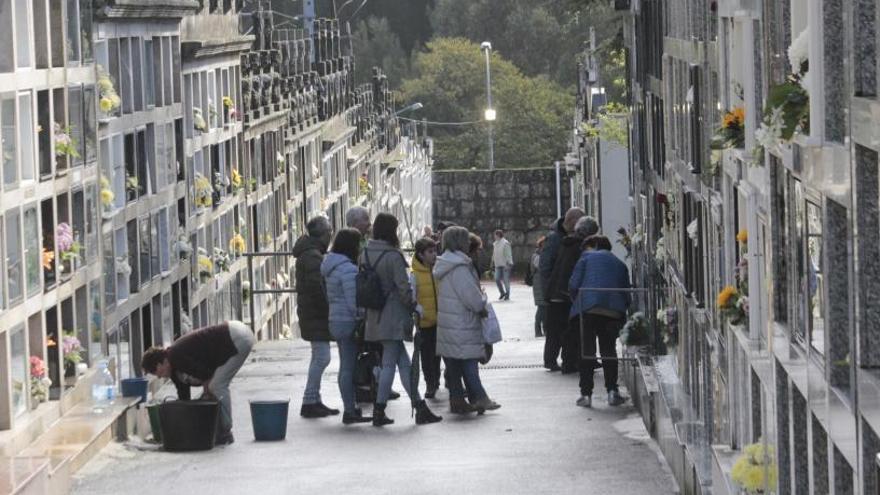 Vecinos que acudieron a visitar a sus familiares fallecidos en el cementerio de Bueu con motivo del Día de Todos los Santos. |   // SANTOS ÁLVAREZ