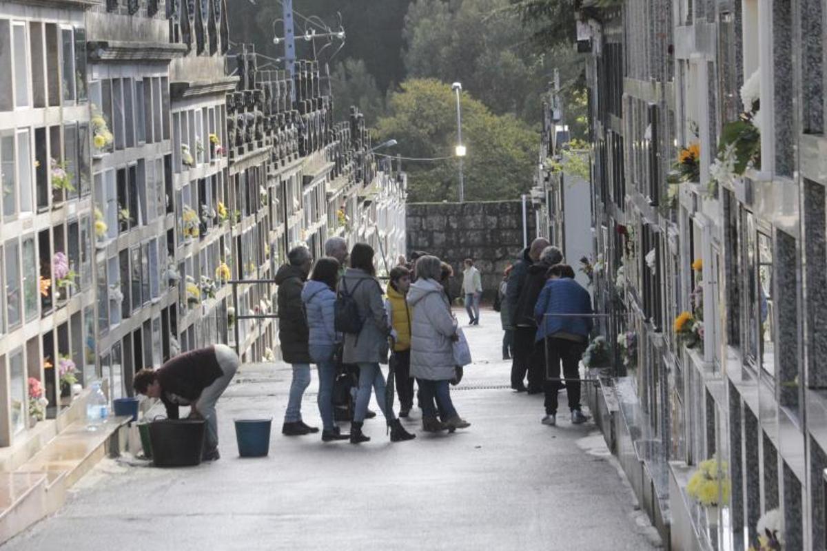 Vecinos que acudieron a visitar a sus familiares fallecidos en el cementerio de Bueu con motivo del Día de Todos los Santos. | // SANTOS ÁLVAREZ