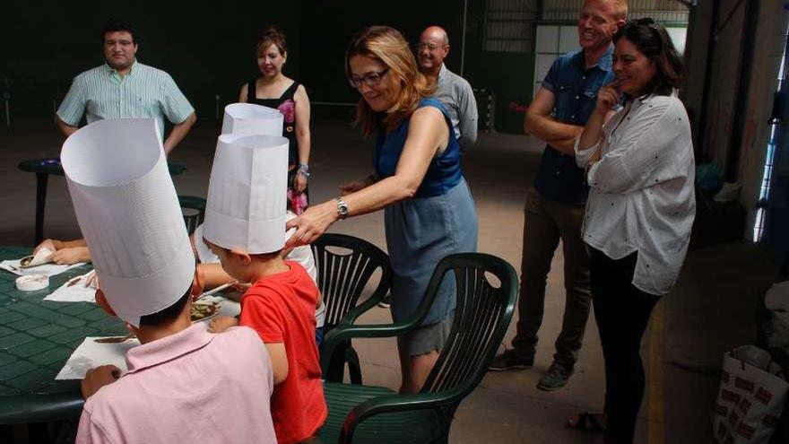 Mayte Martín Pozo comprueba el trabajo realizado por los pequeños cocineros en Montamarta.