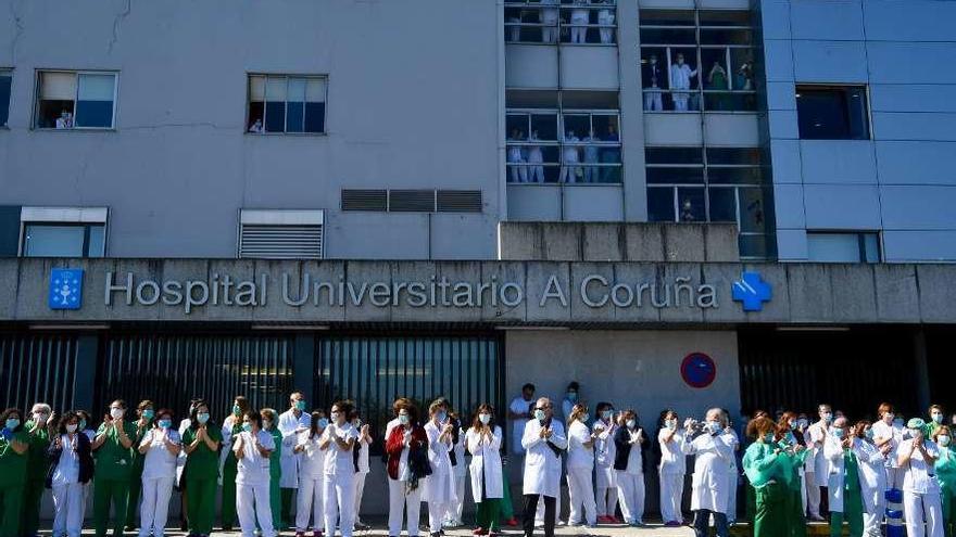 Persoal sanitario, durante a homenaxe dos corpos de seguridade a súa labor, no Chuac.