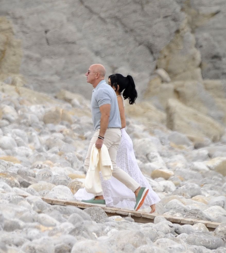 Amazon-Gründer Jeff Bezos, der reichste Mann der Welt, verweilt gerade auf Ibiza
