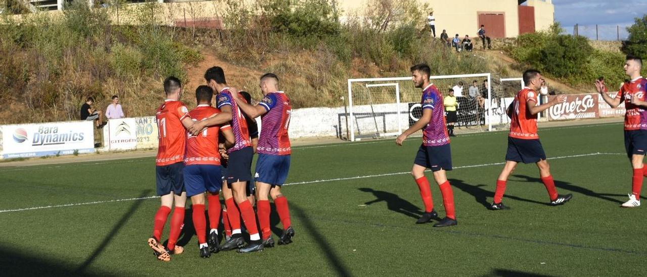 Los jugadores del Montehermoso celebran su gol ante el Fuente de Cantos (1-1).