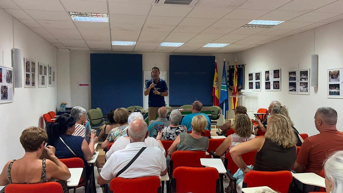Mariano Hernández durante la última charla informativa con los vecinos