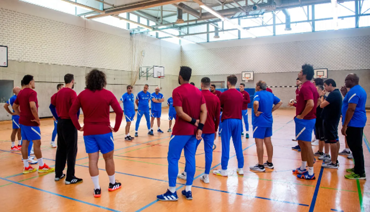 Carlos Ortega se dirige a sus jugadores al final de un entrenamiento