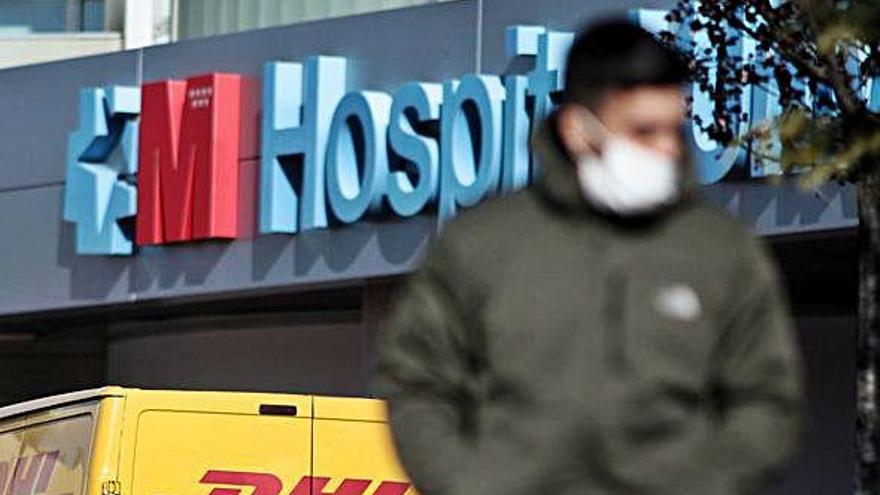 Un hombre con mascarilla, ante el Hospital de Torrejón de Ardoz, en Madrid.