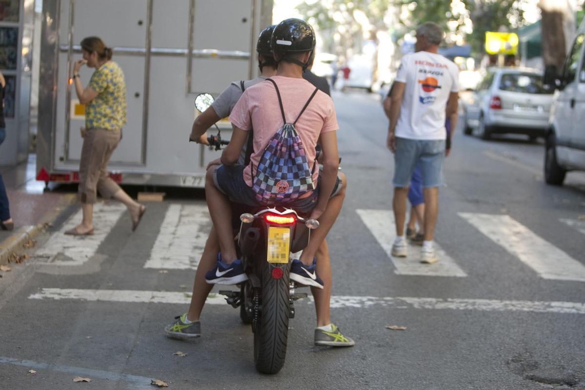 Dos jóvenes en una motocicleta en Xàtiva, en una imagen de archivo.