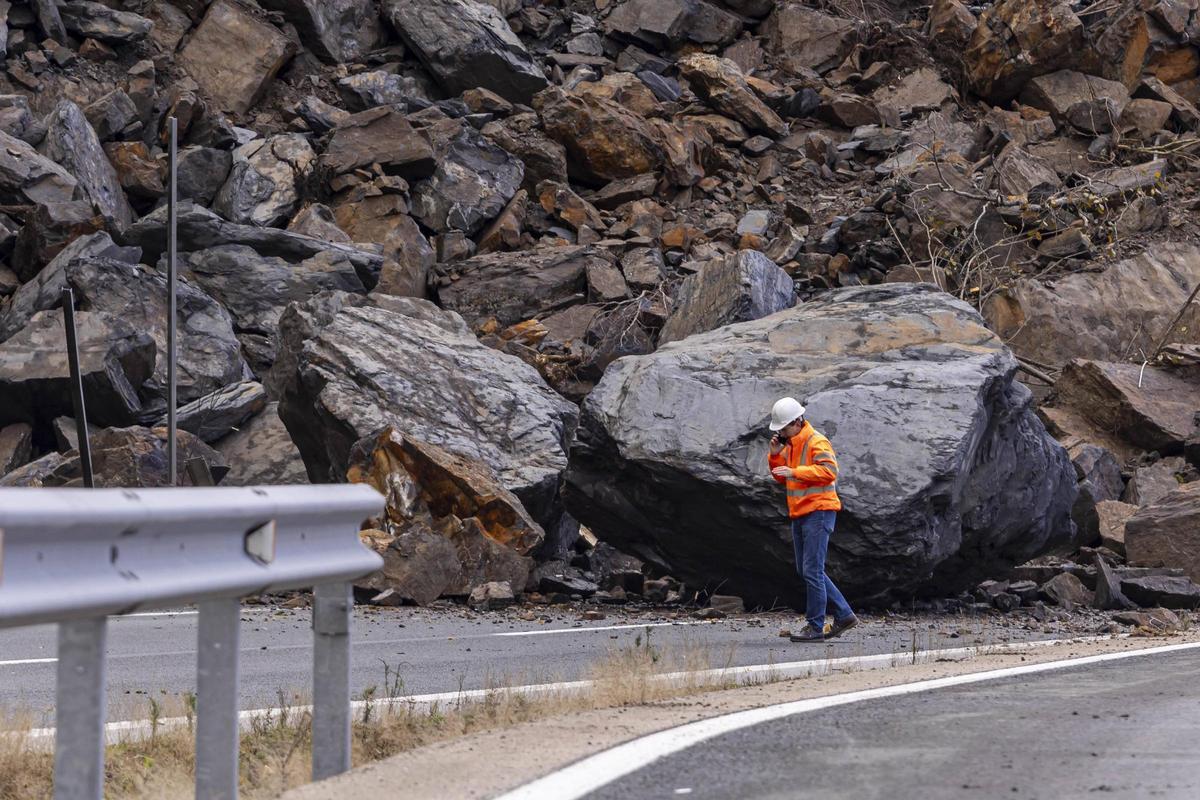 Un operario en el argayo del Huerna, en 2024