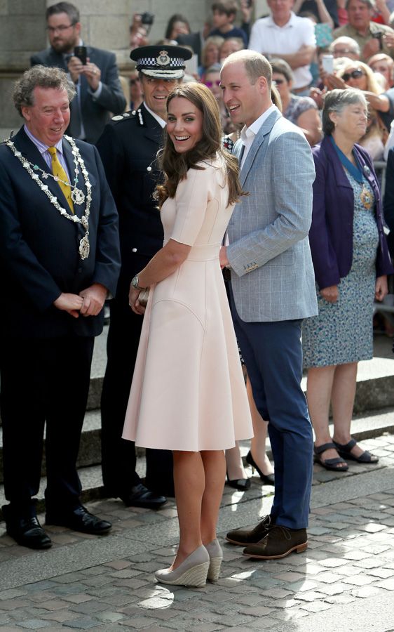 Kate Middleton con vestido rosa y alpargatas grises